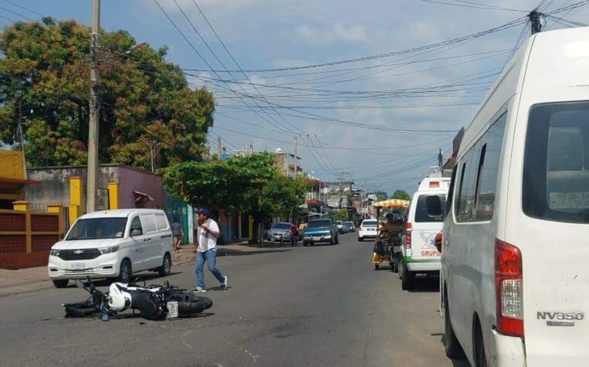 motocicleta tirada en la calle